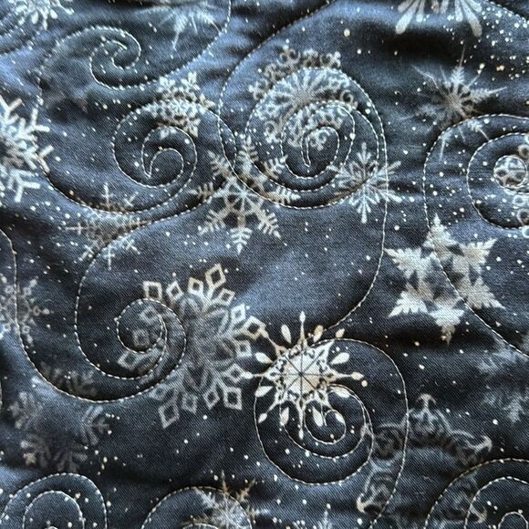 Handcrafted winter table runner - Picture 4 of 8